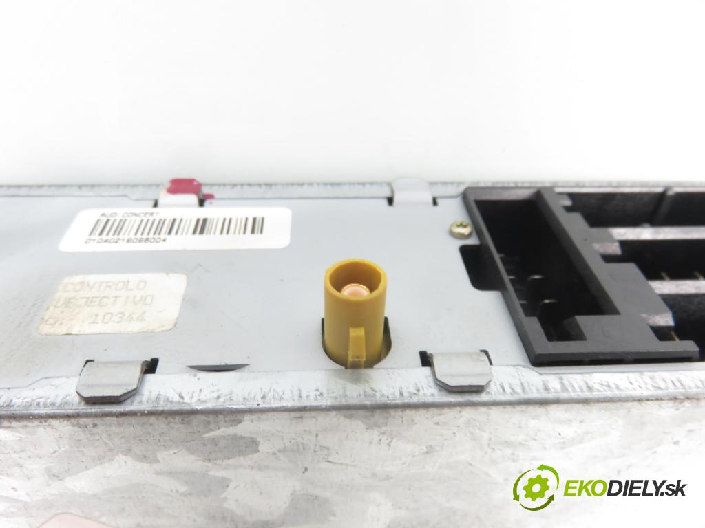 AUDI A4 (8E2, B6) SEDAN 2001 96,00 1.9 TDI PD 130 - AWX 1896,00 RADIO CD 8E0035186