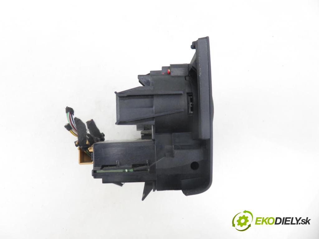 AUDI A3 (8P1) HB 2003 77,00 1.9 TDI PD 105 - BKC 1896,00 Panel topení KLIMATRONIK 8P0820043D