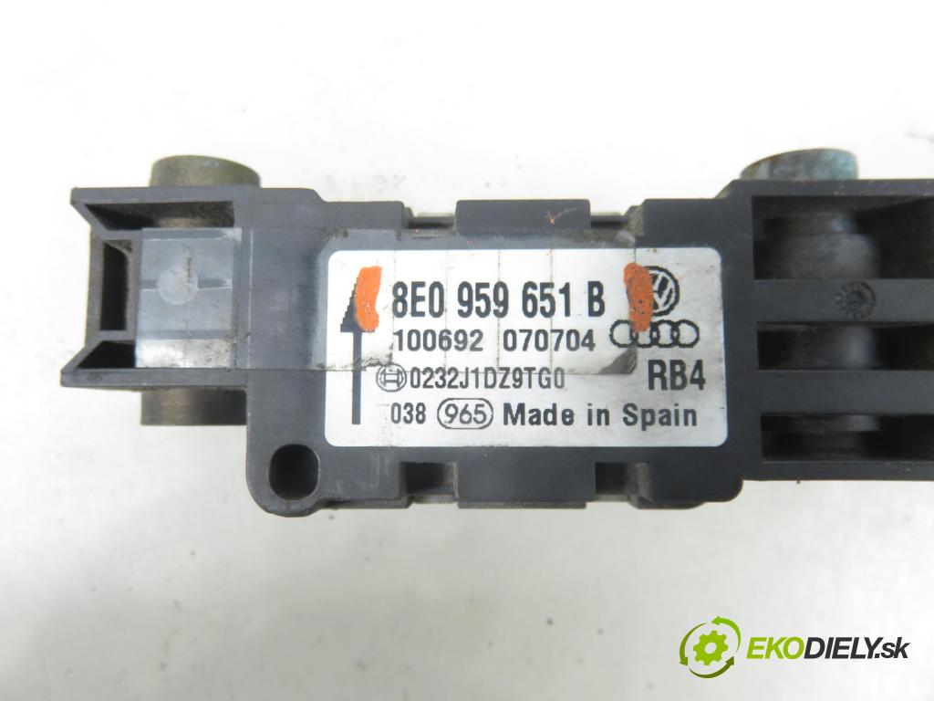 AUDI A3 (8P1) HB 2003 77,00 1.9 TDI PD 105 - BKC 1896,00 snímač nárazu 8E0959651B (Snímač nárazu)