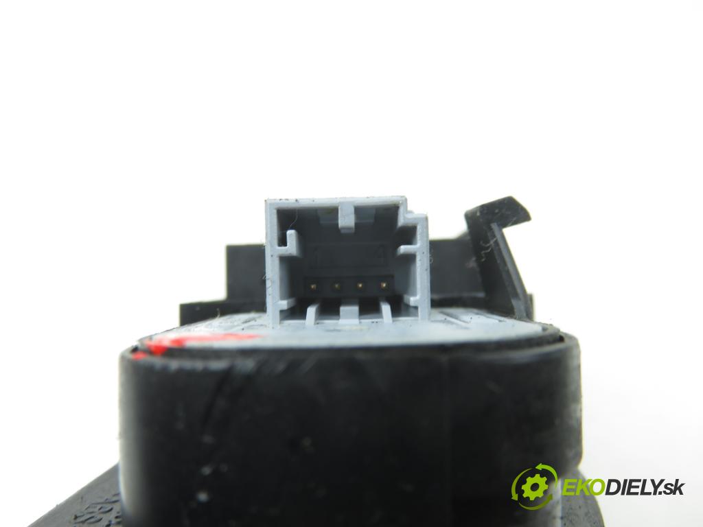 AUDI A2 (8Z0) HB 2002 55,00 1.4 - BBY 1390,00 Panel ovládania okien 8Z0959851