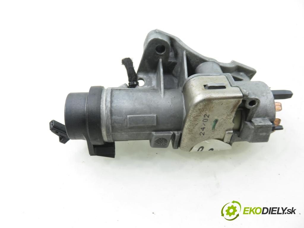 AUDI A2 (8Z0) HB 2002 55,00 1.4 - BBY 1390,00 spinačka / zámky 4B0905851G