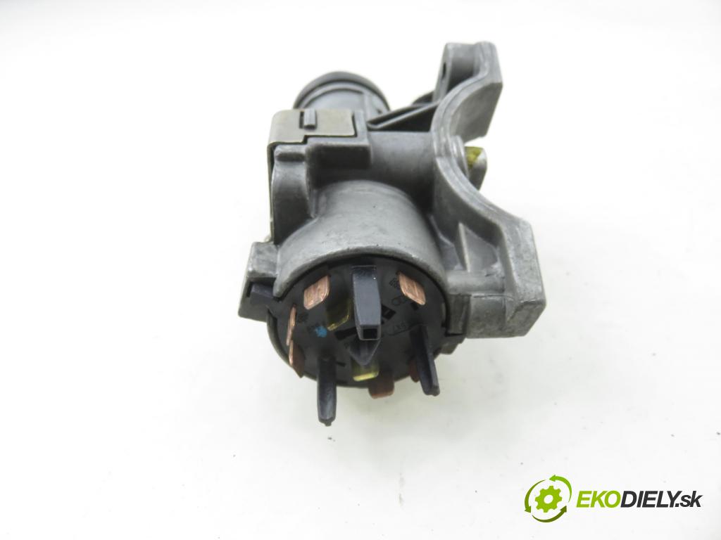 AUDI A2 (8Z0) HB 2002 55,00 1.4 - BBY 1390,00 spinačka / zámky 4B0905851G