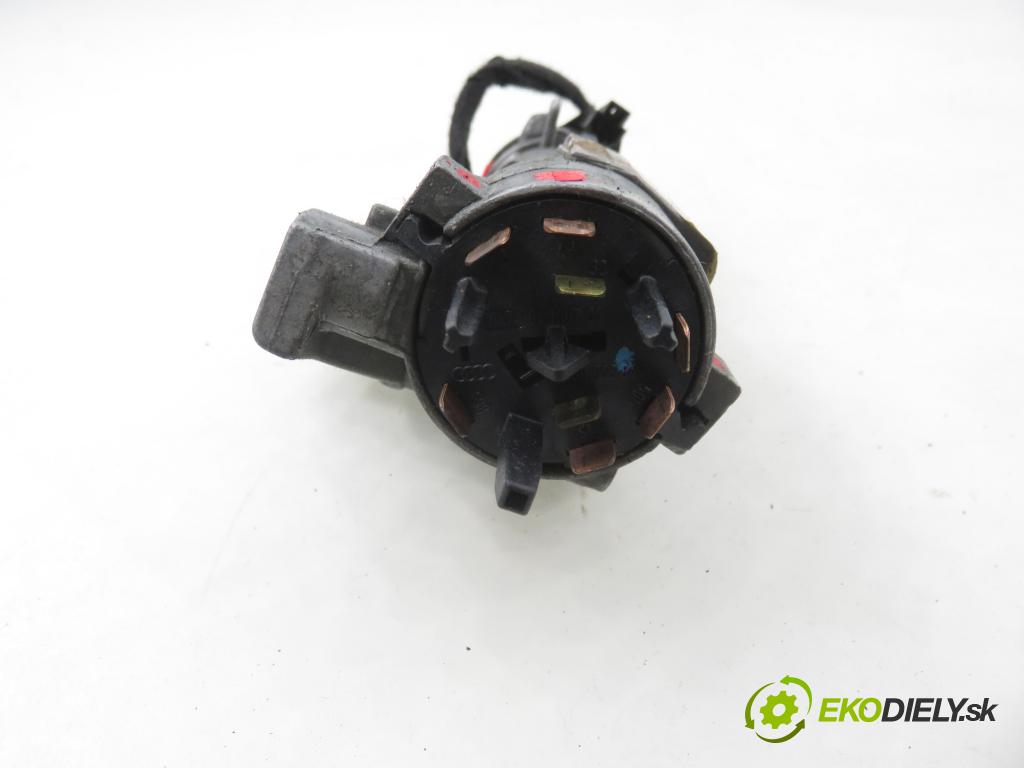 AUDI A2 (8Z0) HB 2002 55,00 1.4 - BBY 1390,00 spinačka / zámky 4B0905851G