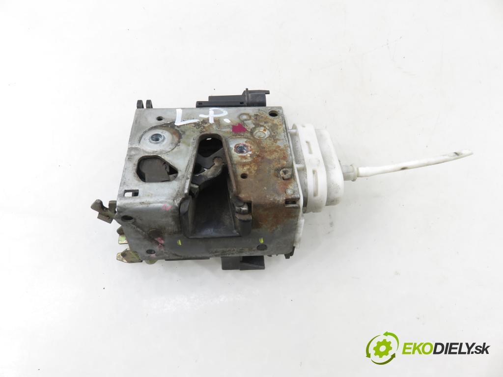 AUDI A4 (8D2, B5) SEDAN 1996 74,00 1.6 8V 100 - ADP 1595,00 zámok 8D1837015E