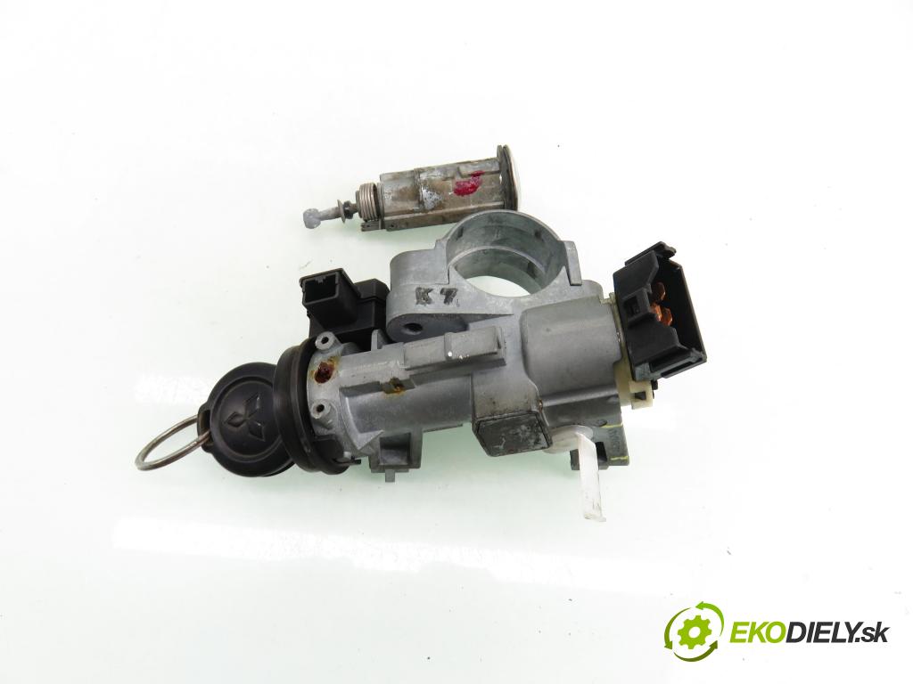 MITSUBISHI COLT VI (Z3_A, Z2_A) HB 2009 70,00 1.3 MIVEC 95 - 4A90 1332,00 spinačka / zámky 4408A040 ; MR587813 ; 5WK45107
