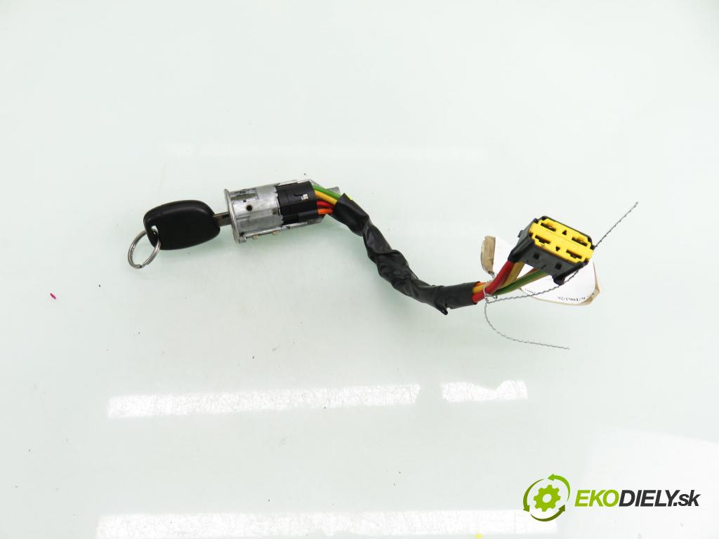 RENAULT CLIO II (BB_, CB_) HB 2003 55,00 1.2 16V (BB05, BB0W, BB11, BB27, BB2T, BB2U, BB2V, 1149,00 spinačka / zámky