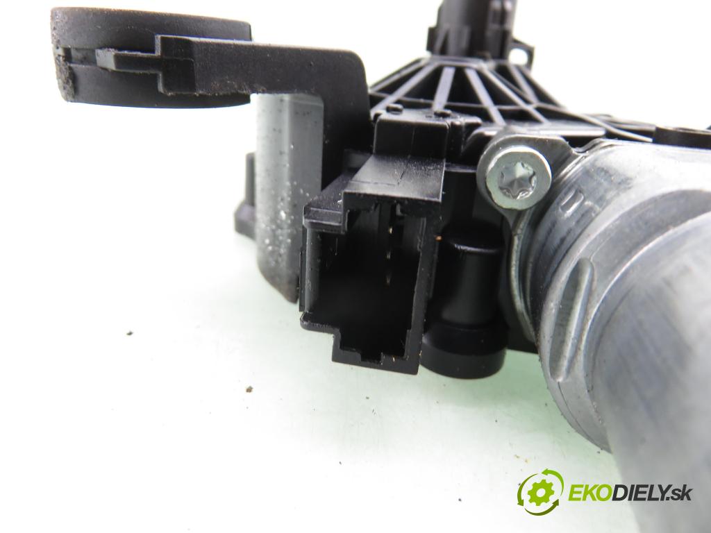 RENAULT TWINGO III (BCM_) HB 2014 52,00 1.0 SCe 70 - H4D 400 999,00 Motorček stierače zadné A4538200540 ; 0390208013 ; 287100742R