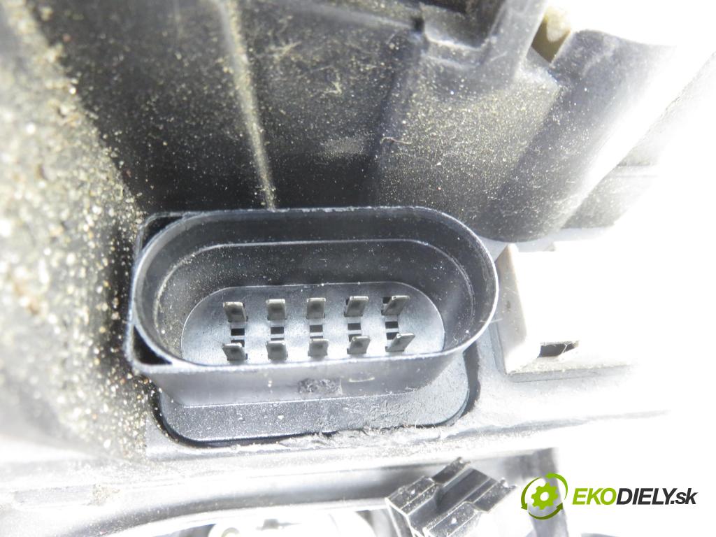 AUDI A4 (8E2, B6) SEDAN 2001 96,00 1.9 TDI - AWX 1896,00 Svetlo LP