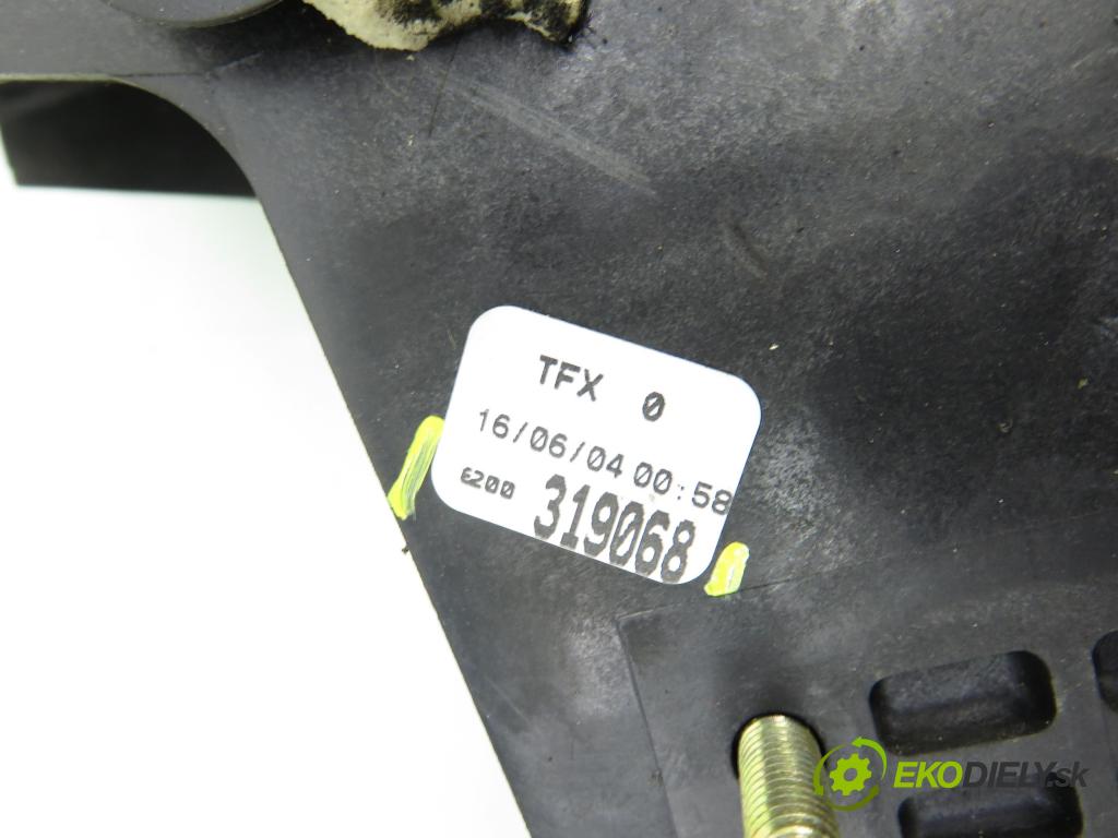 RENAULT SCENIC II (JM0/1_) MINIVAN 2004 88,00 1.9 DCI - F9Q 812 1870,00 ZVEDÁK: 8200319068