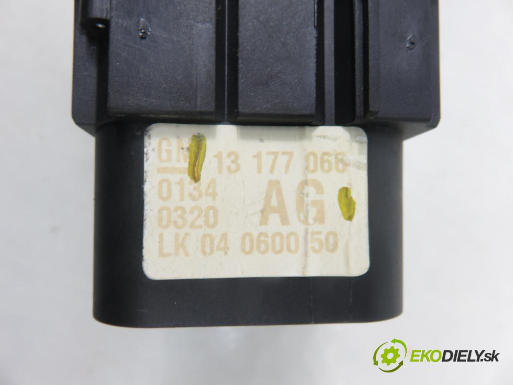 OPEL VECTRA C (Z02) SEDAN 2004 74,00 2.0 DTI 16V 101 - Y 20 DTH 1995,00 prepínač svetlá 13177066AG