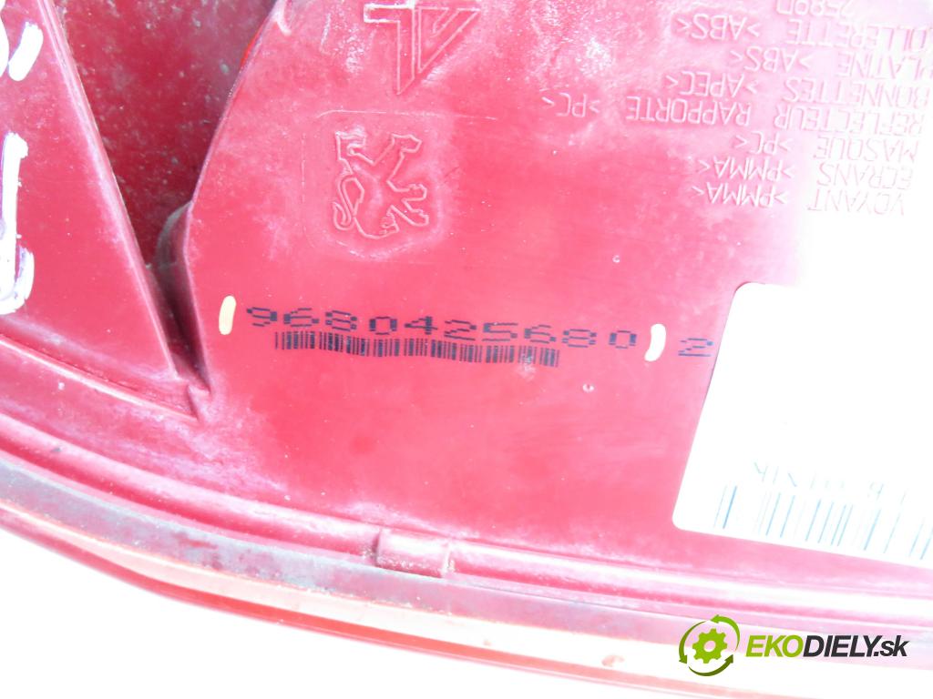 PEUGEOT 308 (4A_, 4C_) HB 2008 70,00 1.4 16V - 8FS (EP3) 1397,00 světlo pravé zadní 9680425680