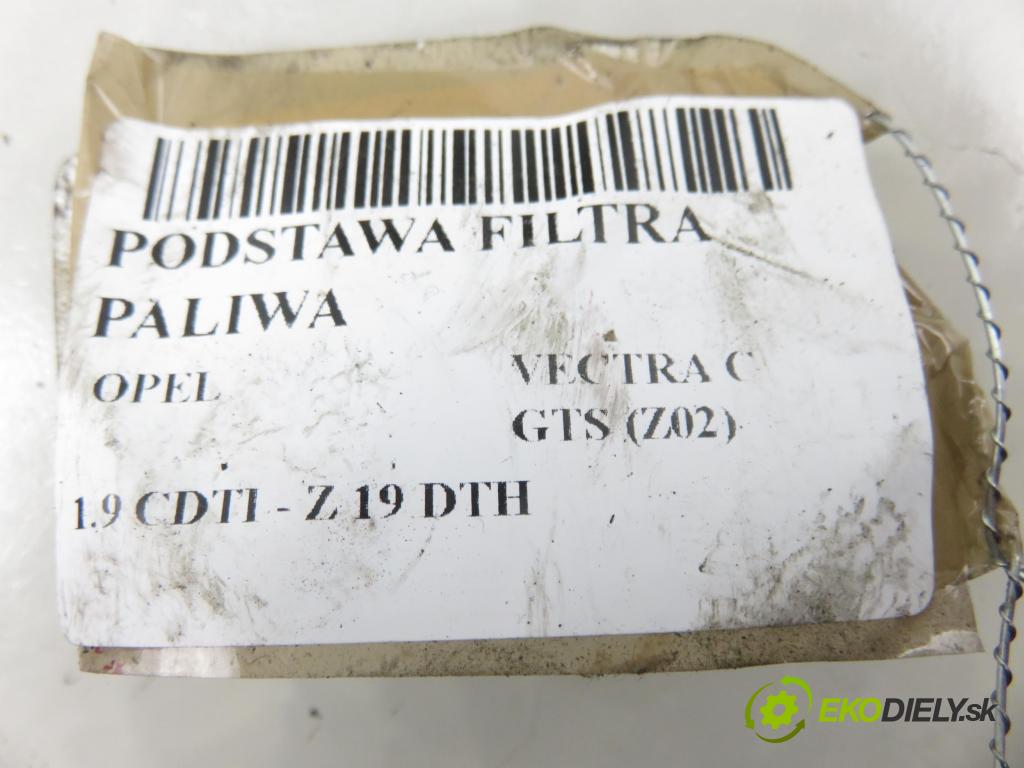 OPEL VECTRA C GTS (Z02) LIFTBACK 2004 110,00 1.9 CDTI - Z 19 DTH 1910,00 obal filtra paliva 13122587 ; 675512020 (Kryt palivového filtru)