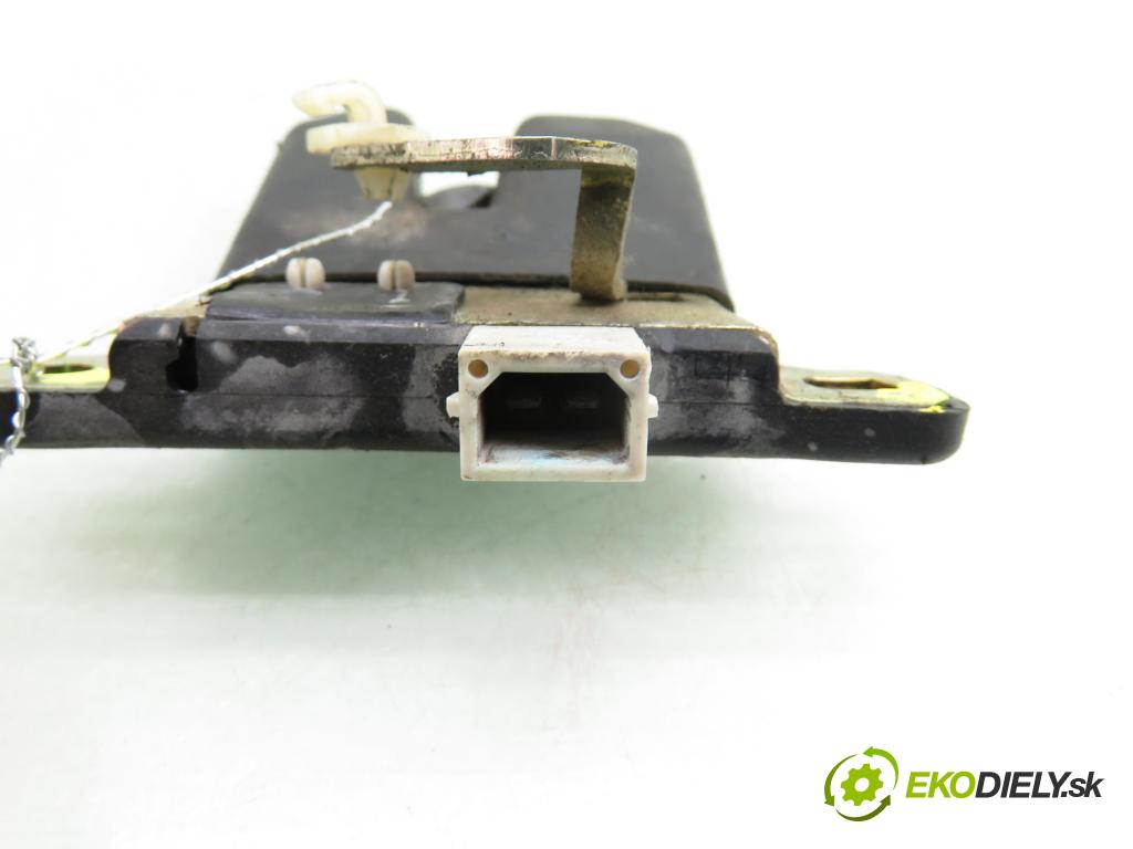 AUDI A4 (8D2, B5) SEDAN 1996 74,00 1.6 - ADP 1595,00 zámok dverí kufor EL. 8D5827505A
