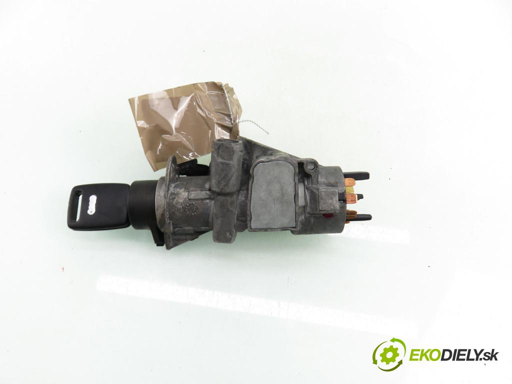 AUDI A3 (8L1) HB 1997 75,00 1.6 8V 102 - BFQ 1595,00 spinačka 4B0905851B (Spínacia skrinka)