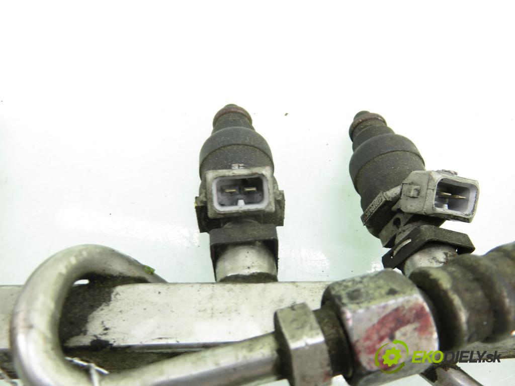 AUDI A4 (8D2, B5) SEDAN 1996 74,00 1.6 8V 100 - ADP 1595,00 lišta vstřikovací 050133681A ; 07813355IN (Vstřikovací lišta)