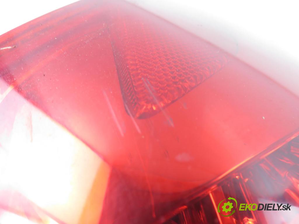 TOYOTA RAV 4 III (_A3_) SUV 2007 130,00 2.2 D 4WD (ALA30_) - 2AD-FHV 2231,00 Svetlo ľavé zadné