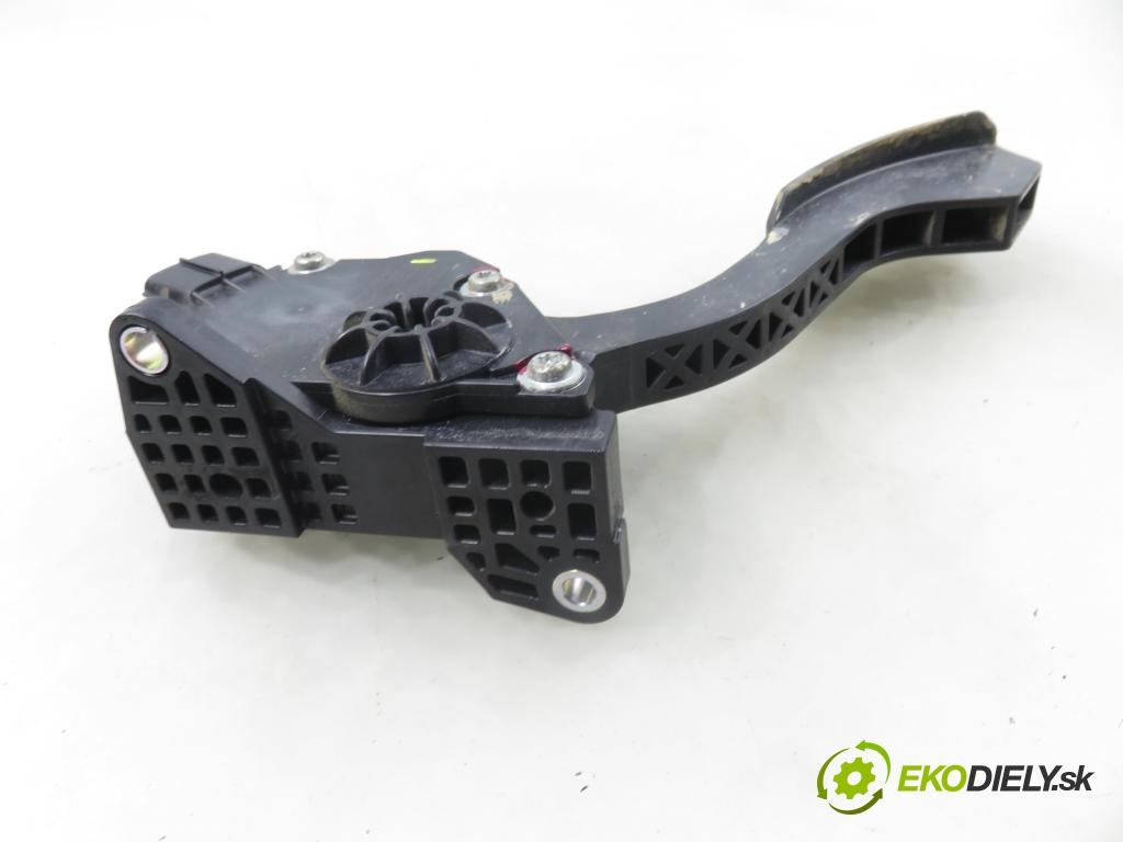 TOYOTA RAV 4 III (_A3_) SUV 2007 130,00 2.2 D 4WD (ALA30_) - 2AD-FHV 2231,00 Potenciometer plynu 7811042010 ; 1988007270 (Potenciometer plynového pedálu)