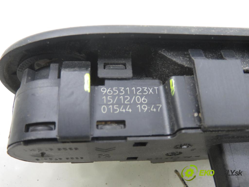 PEUGEOT 307 (3A/C) HB 2007 80,00 1.6 HDi 110 - 9HZ (DV6TED4) 1560,00 Panel ovládania okien 96531123XT