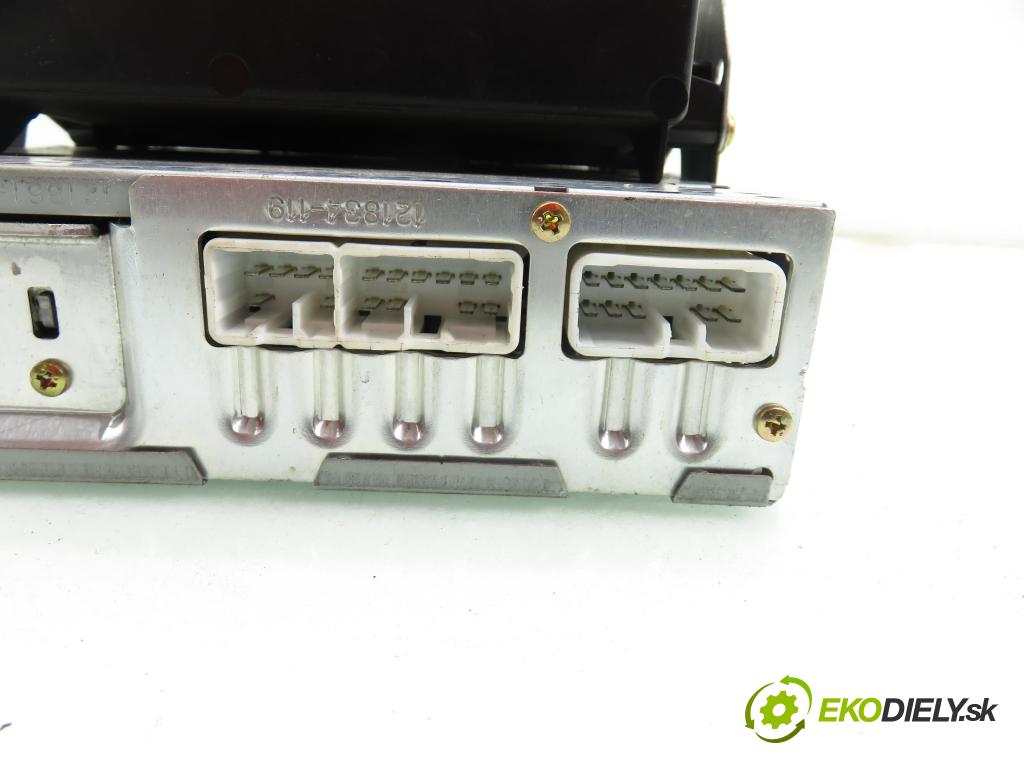 TOYOTA COROLLA Liftback (_E11_) LIFTBACK 2000 71,00 1.4 VVTi 97 - 4ZZ-FE 1398,00 RADIO Modul 0860002830