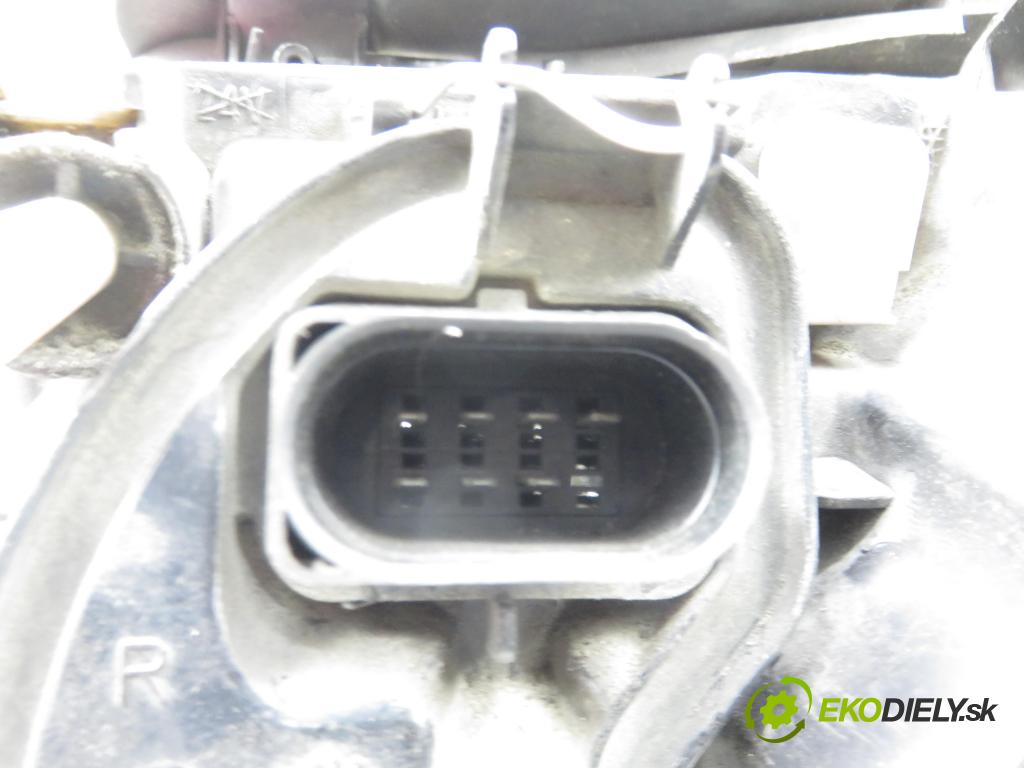 AUDI A4 (8D2, B5) SEDAN 1999 74,00 1.6 - AHL 1595,00 Svetlo PP 8D0941004AK