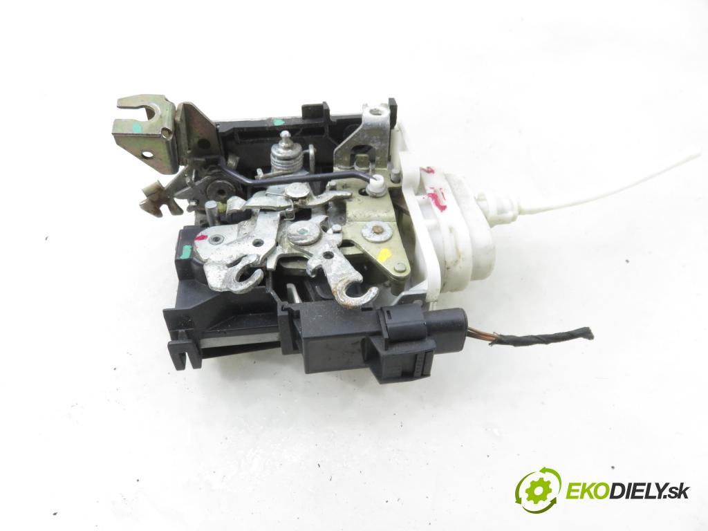 AUDI A4 (8D2, B5) SEDAN 1999 74,00 1.6 - AHL 1595,00 zámok LPM 8D1837015F