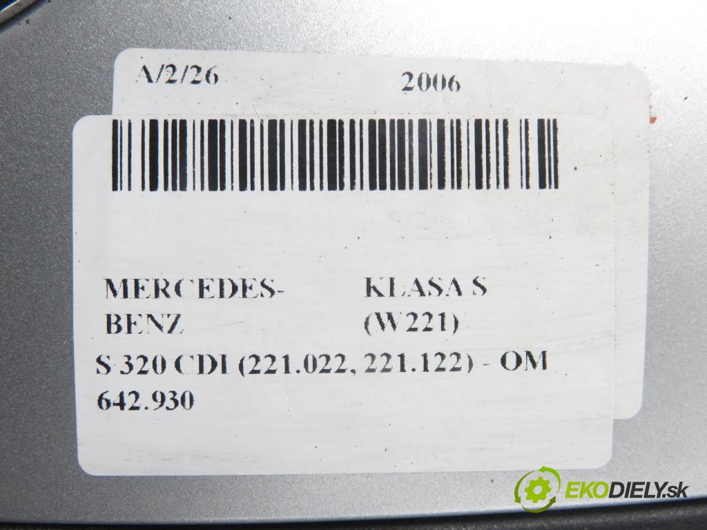 MERCEDES-BENZ KLASA S (W221) SEDAN 2006 173,00 S 320 CDI 235 - OM 642.930 2987,00 kryt motora A6420100167 (Kryt motoru )