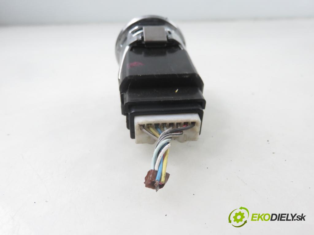 TOYOTA COROLLA Verso (ZER_, ZZE12_, R1_) MINIVAN 2005 85,00 2.0 D-4D (CUR10_) - 1CD-FTV 1995,00 spínačka 626399000 ; 15A7101 (Spínací skříňka)