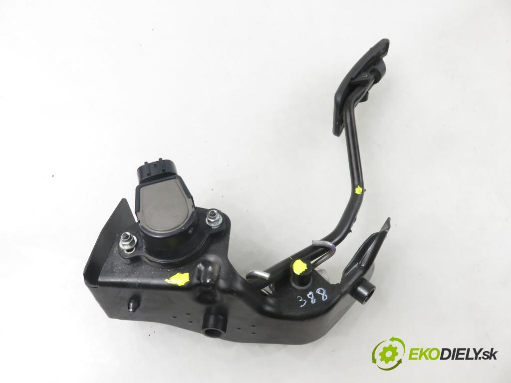 TOYOTA COROLLA Verso (ZER_, ZZE12_, R1_) MINIVAN 2005 85,00 2.0 D-4D (CUR10_) - 1CD-FTV 1995,00 Potenciometer plynu  8928152021 ; 1983003041 (Potenciometer plynového pedálu)