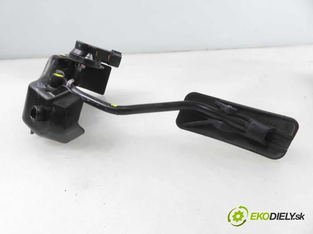 TOYOTA COROLLA Verso (ZER_, ZZE12_, R1_) MINIVAN 2005 85,00 2.0 D-4D (CUR10_) - 1CD-FTV 1995,00 Potenciometer plynu  8928152021 ; 1983003041 (Potenciometer plynového pedálu)