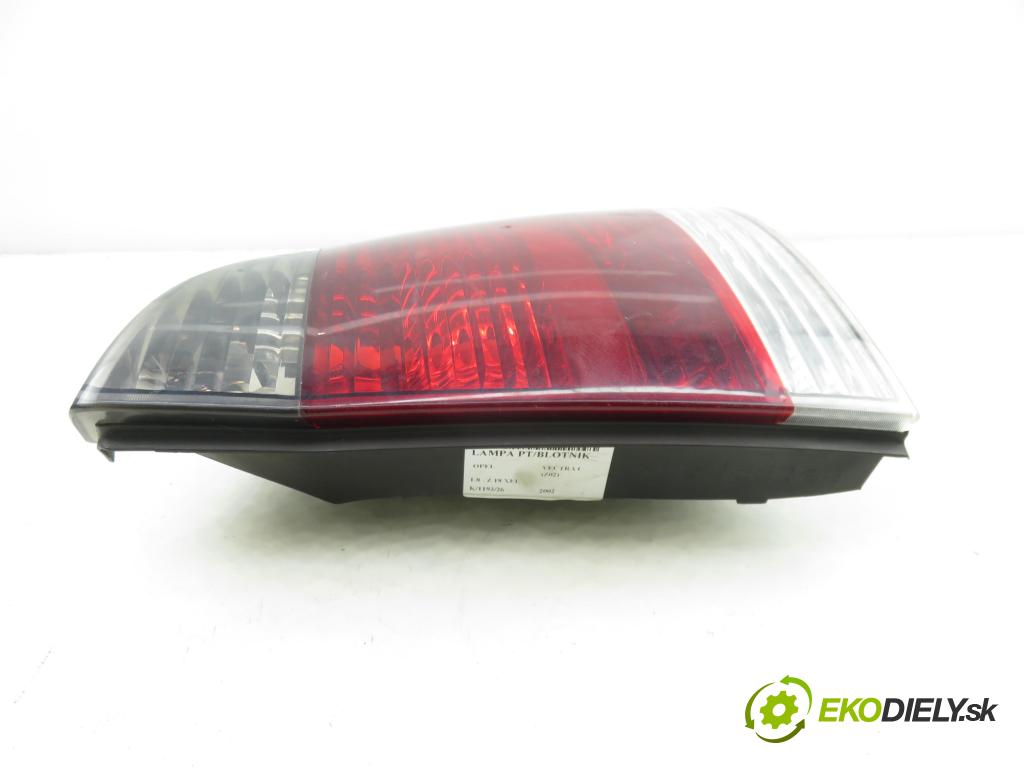 OPEL VECTRA C (Z02) SEDAN 2002 81,00 1.8 - Z 18 XEL 1796,00 světlo pravé zadní 13130646