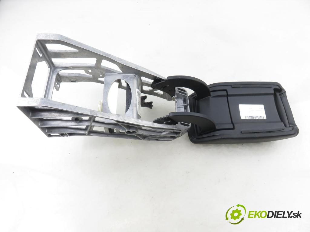 AUDI Q3 (8U) SUV 2014 130,00 2.0 TDI quattro - CFGC 1968,00 Lakťová opierka 8U0864283A