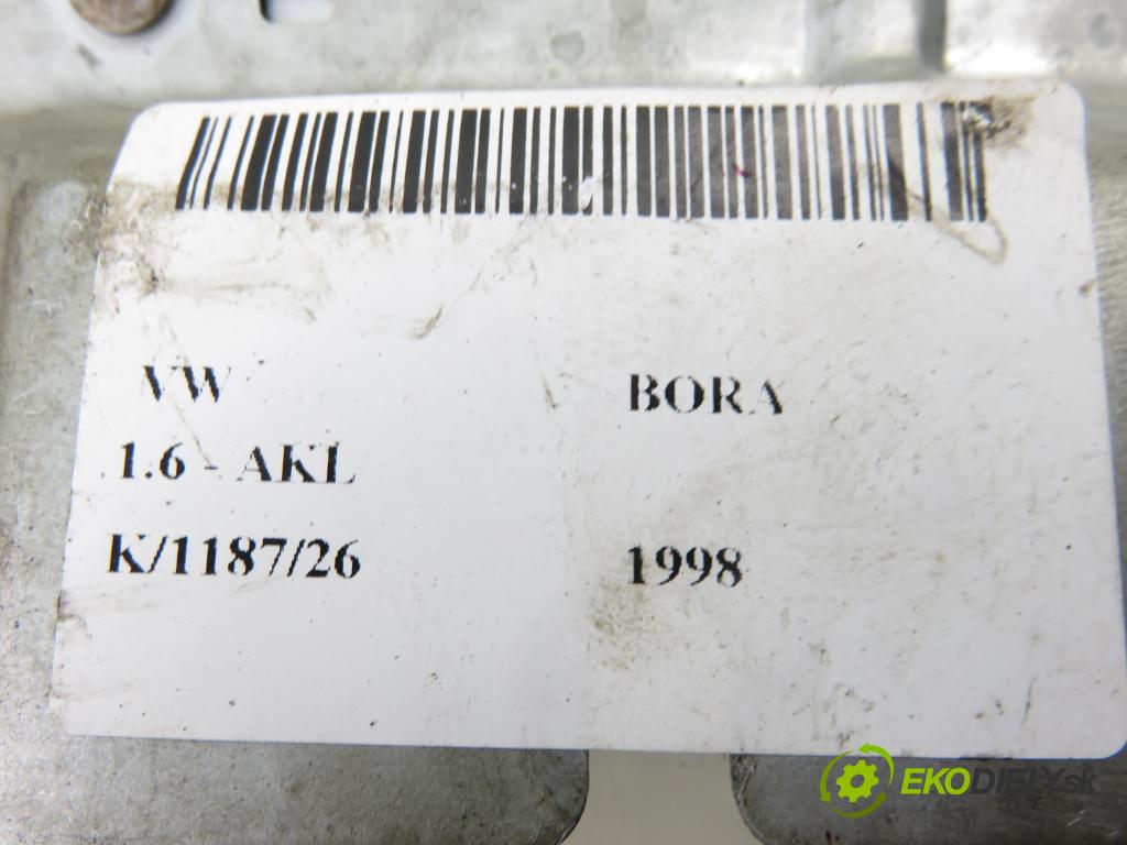 VW BORA (1J2) SEDAN 1998 74,00 1.6 - AKL 1595,00 zámok dveří kufr EL. 1J5827425C
