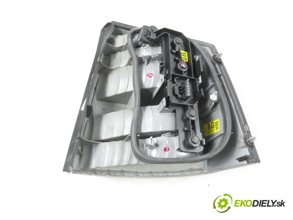 OPEL VECTRA C (Z02) SEDAN 2002 81,00 1.8 - Z 18 XEL 1796,00 světlo levé zadní 13157772