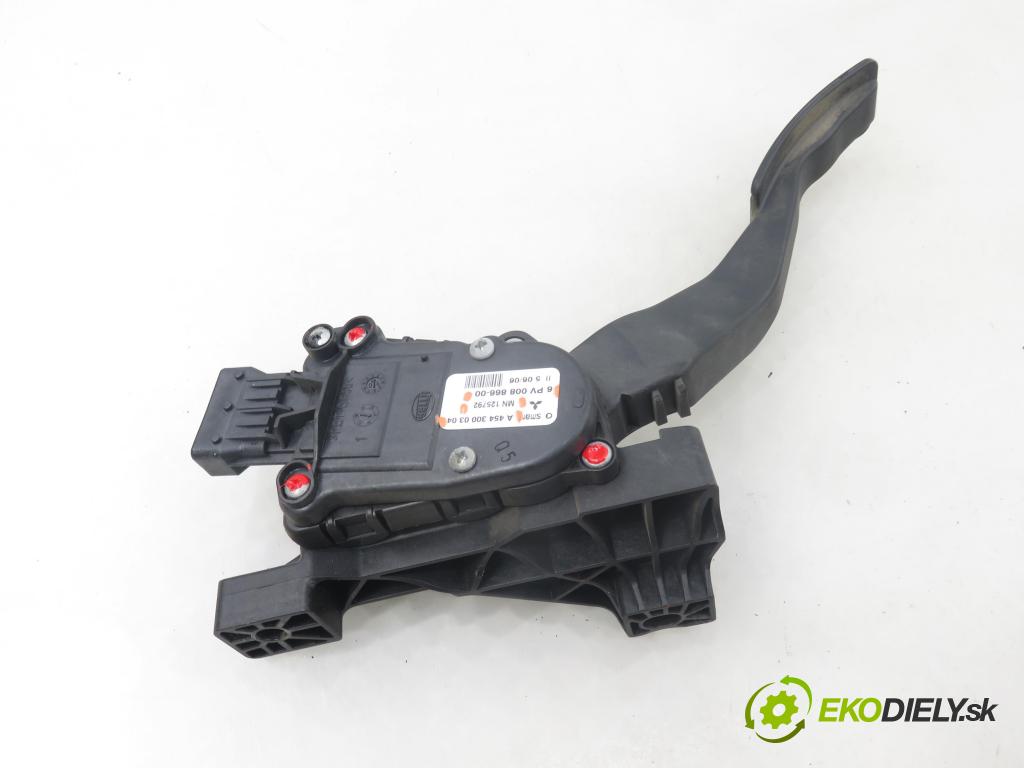 SMART FORFOUR (454) HB 2006 70,00 1.5 CDI 95 1493,00 Potenciometer plynu A4543000304 ; MN125792 ; 6PV00886600 (Potenciometer plynového pedálu)