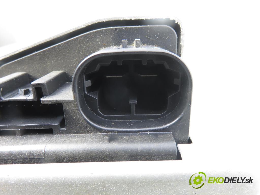 RENAULT GRAND SCENIC II (JM0/1_) MINIVAN 2004 88,00 1.9 dCi (JM0G, JM12, JM1G, JM2C) - F9Q 812 1870,00 SLOUPEC / PODPORA elektrický 8200035272 ; 50300389
