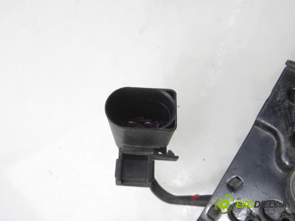 AUDI A3 Limousine (8VS, 8VM) SEDAN 2013 110,00 2.0 TDI - CRBC 1968,00 zámok kapoty 8V0823509