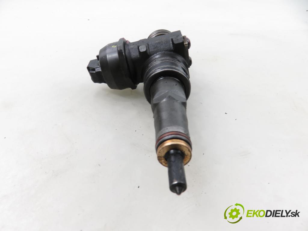 VW PASSAT B5.5 Variant (3B6) KOMBI 2001 74,00 1.9 TDI PD 101 - AVB 1896,00 vstříkovač 038130073AJ ; 0414720037 (Vstřikovač paliva)