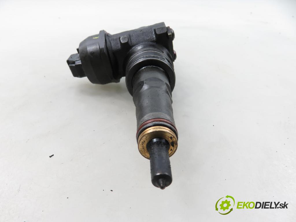 VW PASSAT B5.5 Variant (3B6) KOMBI 2001 74,00 1.9 TDI PD 101 - AVB 1896,00 vstříkovač 038130073AJ ; 0414720037 (Vstřikovač paliva)