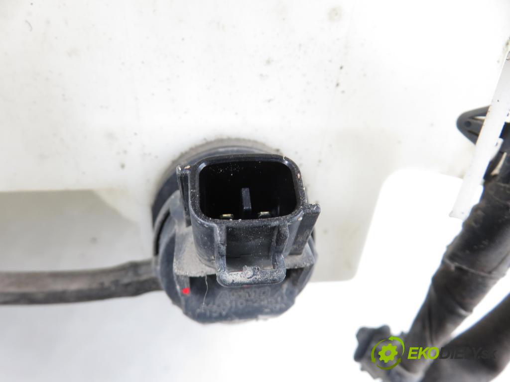 MAZDA 3 (BK) HB 2005 77,00 1.6 - B6ZE 1598,00 Nádržka ostrekovačov 860142721 (Kľučka dverí ostatné)