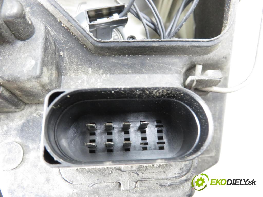 FORD FOCUS (DAW, DBW) HB 2003 74,00 1.6 16V - FYDD 1596,00 světlo PP 2M5113W029BE