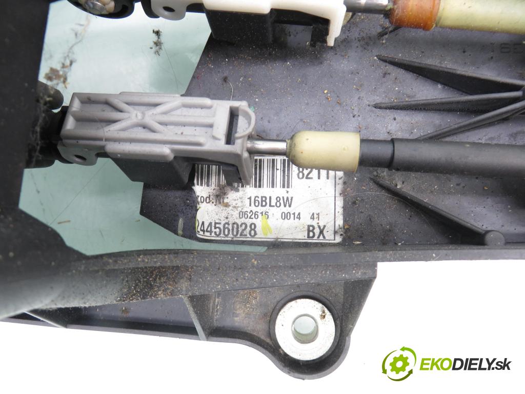 OPEL VECTRA C (Z02) SEDAN 2002 81,00 1.8 - Z 18 XEL 1796,00 ZVEDÁK: 24456028