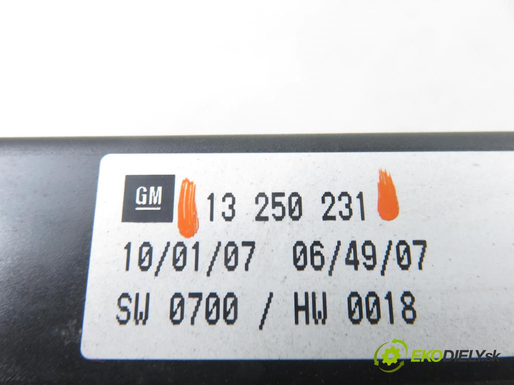 OPEL ASTRA H GTC (L08) HB 2007 66,00 1.4 - Z 14 XEP 1364,00 skříňka POJISTKY: 13250231 ; 5DK00946420