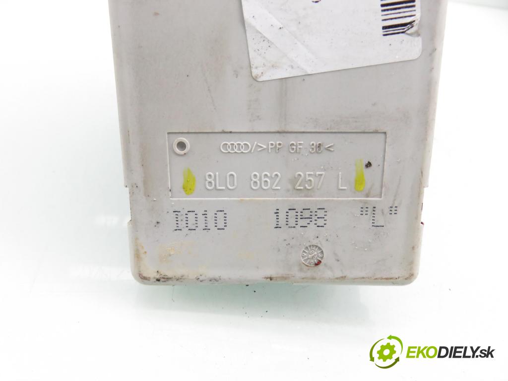 AUDI A3 (8L1) HB 1998 74,00 1.6 - AKL 1595,00 motorek zámku centrálního 8L0862257L