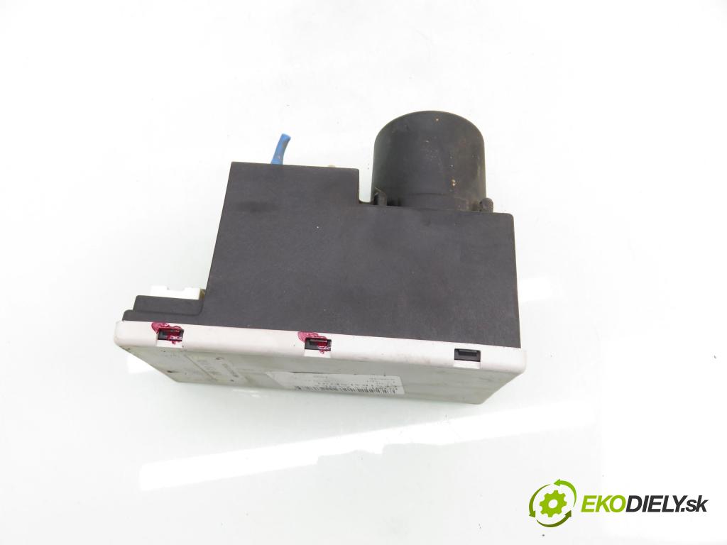 AUDI A3 (8L1) HB 1998 74,00 1.6 - AKL 1595,00 motorek zámku centrálního 8L0862257L