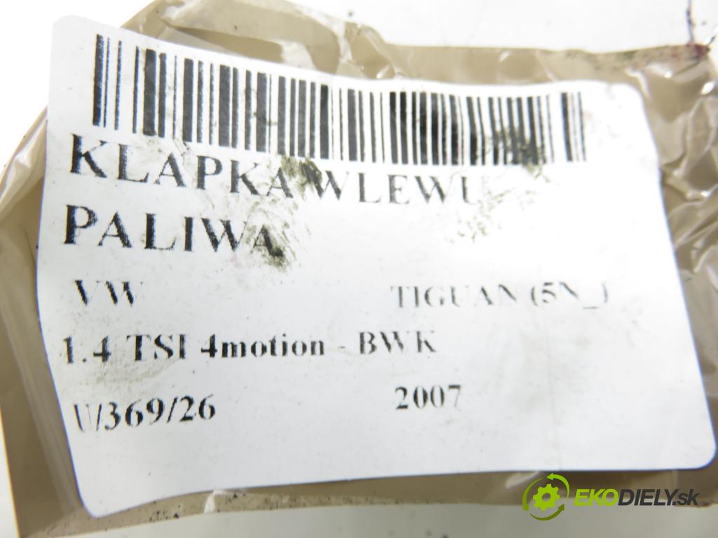 VW TIGUAN (5N_) SUV 2007 110,00 1.4 TSI 4motion - BWK 1390,00 dvířka nádrže paliva 5N0010468A (Klika dveří ostatní)