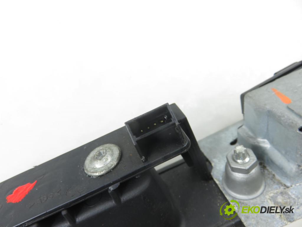 AUDI A6 Avant (4F5, C6) KOMBI 2005 132,00 2.7 TDI - BPP 2698,00 zadní část - čelo dveří kufr 8E0827657E ; 8E0827657D