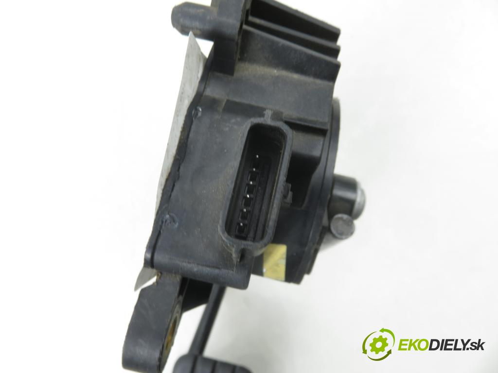 RENAULT CLIO III (BR0/1, CR0/1) HB 2005 55,00 1.2 16V 75 - D4F 740 1149,00 potenciometr plynového pedálu 8200297335A (Potenciometr plynového pedálu)