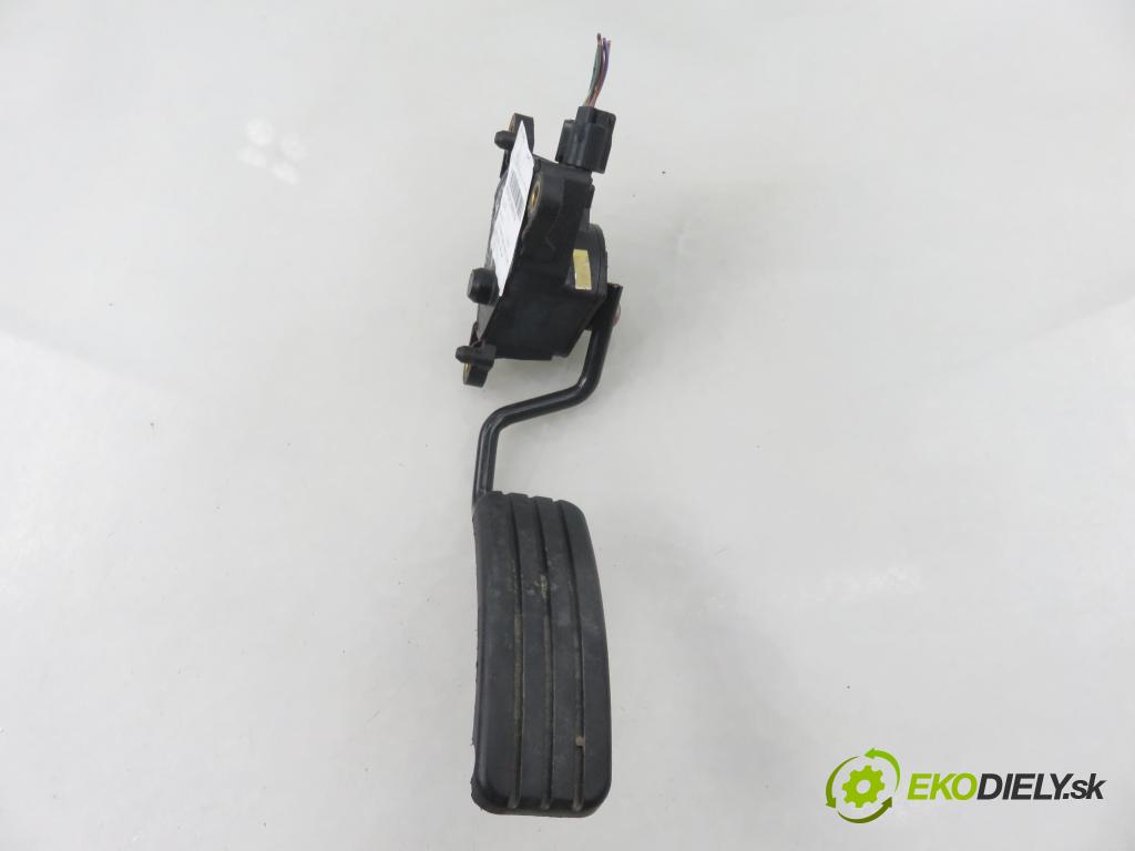 RENAULT CLIO III (BR0/1, CR0/1) HB 2005 55,00 1.2 16V 75 - D4F 740 1149,00 potenciometr plynového pedálu 8200297335A (Potenciometr plynového pedálu)
