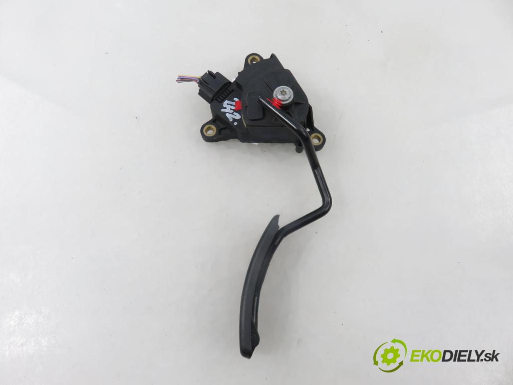 RENAULT CLIO III (BR0/1, CR0/1) HB 2005 55,00 1.2 16V 75 - D4F 740 1149,00 potenciometr plynového pedálu 8200297335A (Potenciometr plynového pedálu)