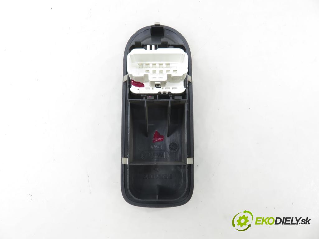 RENAULT CLIO III (BR0/1, CR0/1) HB 2005 55,00 1.2 16V 75 - D4F 740 1149,00 Panel ovládaní oken 8200356519